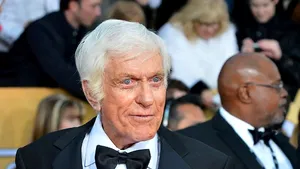 Actorul Dick Van Dyke, salvat în ultima clipă din automobilul său cuprins de flăcări