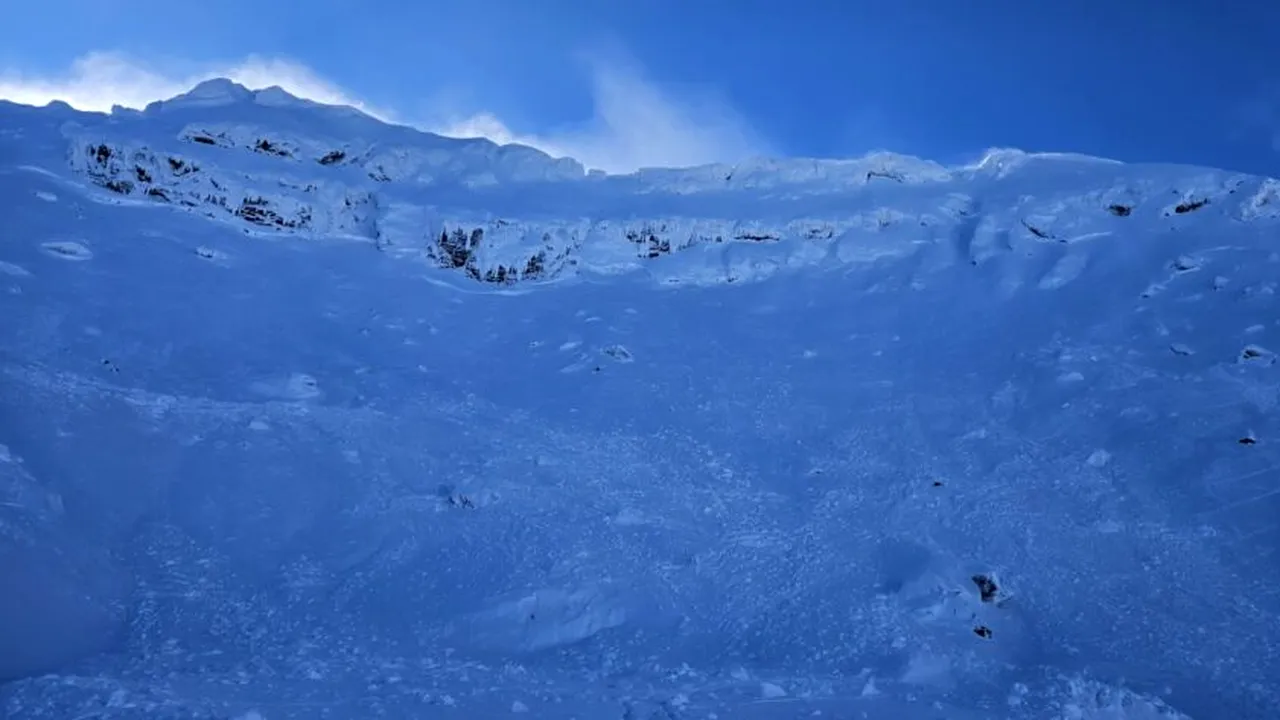 Avalanșe spontane s-au produs în Munții Făgăraș. Avertismentul salvamontiștilor