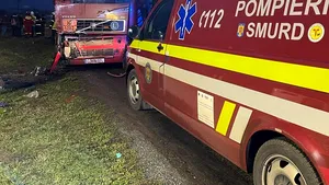 Alertă în Bistriţa-Năsăud din cauza unui accident grav dintre un autocar şi o autocisternă. O persoană a decedat