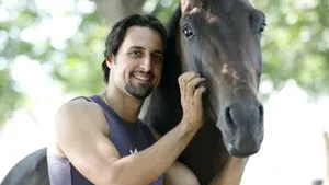 Denis Ştefan vrea să deschidă o şcoală de tras cu arcul de pe cal