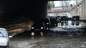 Ruperi de nori, sâmbătă dimineaţă în Iaşi. Traficul rutier, blocat 