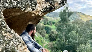 S-a săturat de agitație și s-a mutat în peșteră: Bărbatul care și-a găsit liniștea în Gaura Neagră