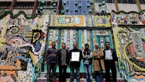 Record Guinness: cel mai mare colaj din obiecte reciclate, realizat de un artist sirian