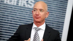 Averea lui Bezos, mai mare cu 13,2 miliarde dolari în 15 minute. Acţiunile Amazon, la 2.100 dolari