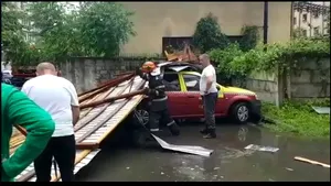 AVERTIZARE ANM: Cod portocaliu de ploi torenţiale şi vijelii în şase judeţe. Capitala şi alte 17 judeţe, sub cod galben/ Acoperişul unui bloc din Târgu-Jiu, luat de vânt