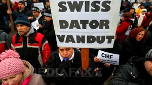 Românii cu credite în franci elveţieni protestează în Piaţa Constituţiei pentru conversie. Piperea: Băncile nu negociază individual cu clienţii, trebuie să formaţi grupuri mari! - FOTO