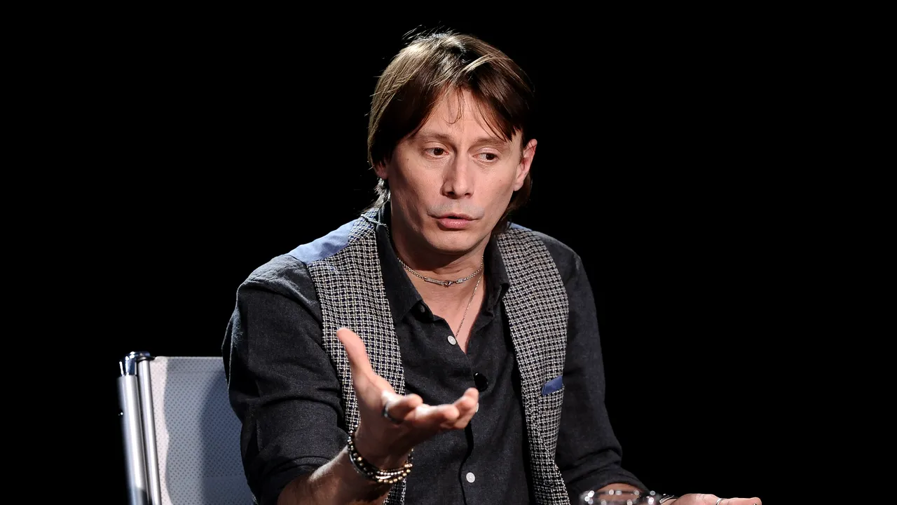 Marius Manole, epuizat de muncă: luat cu ambulanţa de pe scenă