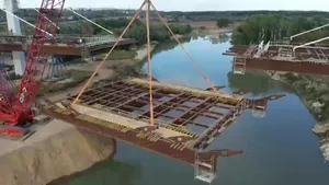Pas important pe Drumul Expres Brăila - Galați. O secțiune de 165 de tone a completat tablierul metalic al podului peste Siret