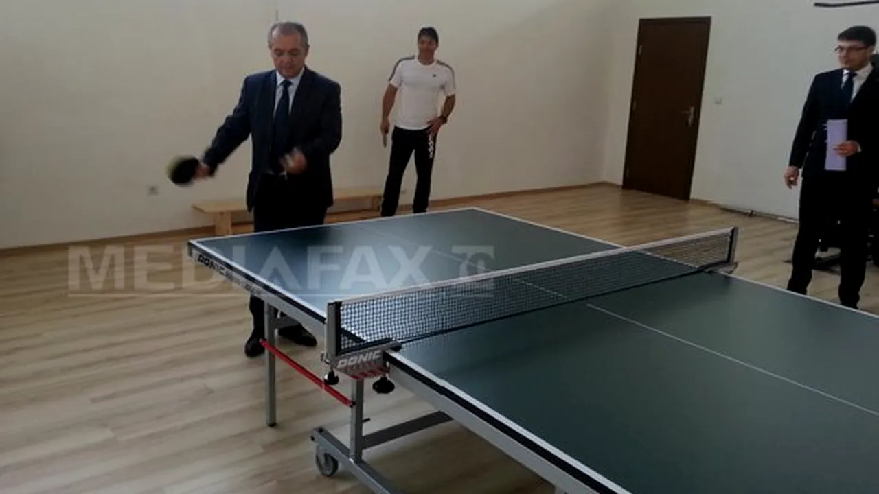 Cluj: Primarul Boc a tras la poartă şi a jucat ping-pong, la inaugurarea sălii de sport a unui liceu - FOTO