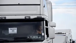 Transportatorii rutieri intră în grevă japoneză şi vor circula în fiecare zi, timp de o oră, cu 30 km/h, până când primele RCA vor fi reduse