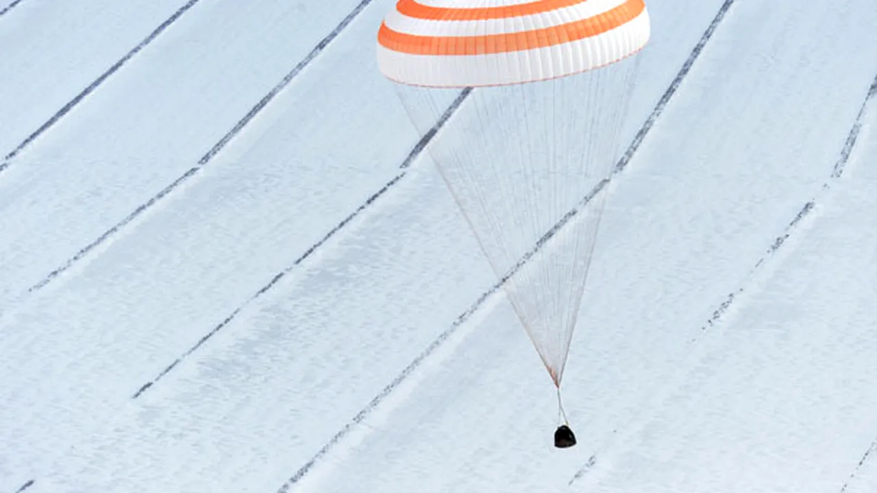 O capsulă spaţială Soyuz, cu doi astronauţi la bord, a aterizat în Kazahstan