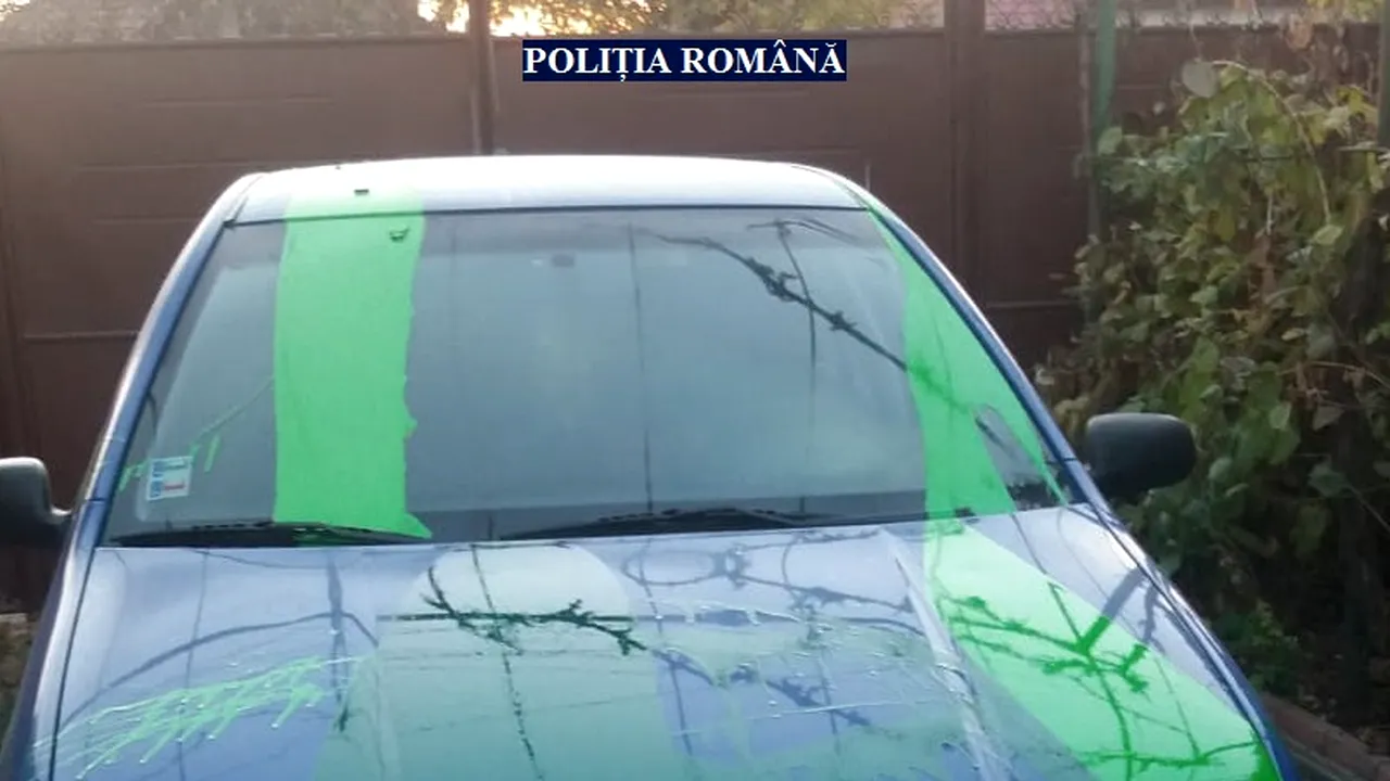 FOTO - Maşina unui poliţist din Arad, vandalizată de trei tineri. Unul fusese amendat de poliţist