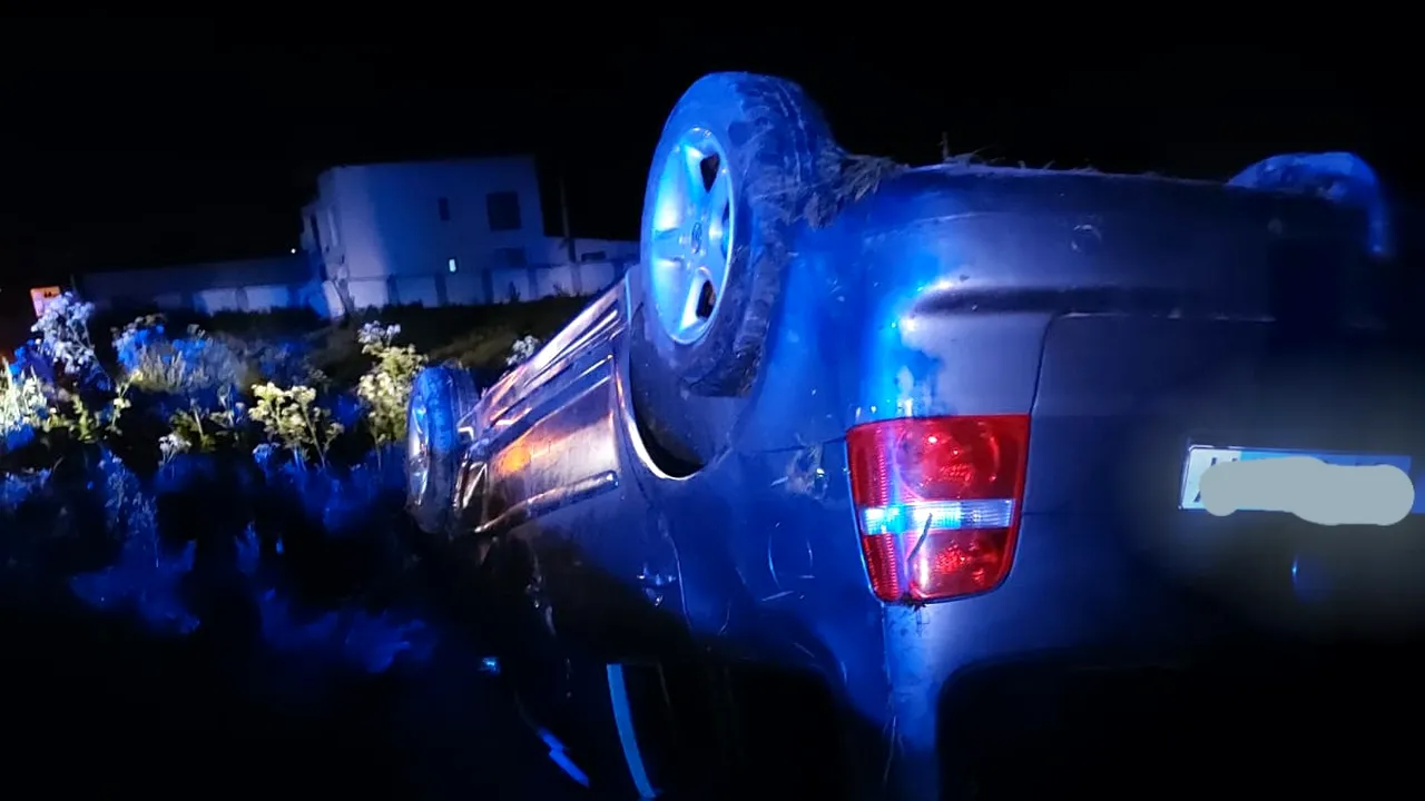 Doi copii şi părinţii lor, răniţi după ce maşina în care se aflau s-a răsturnat