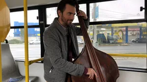 Jazz LIVE într-un autobuz cu călători din Ploieşti, pentru promovarea unui festival | GALERIE FOTO, VIDEO 