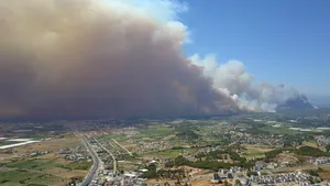Incendii masive de vegetaţie în sudul Turciei. Sute de pompieri implicaţi în eforturi de stingere a incendiilor