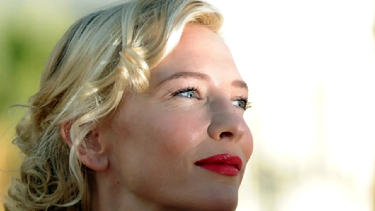 Cate Blanchett, lovită în cap cu un aparat de radio, pe scenă
