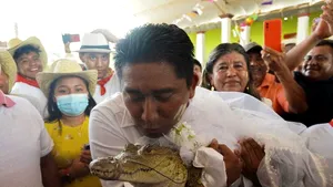 Un primar s-a însurat cu un crocodil pentru binele oraşului său VIDEO