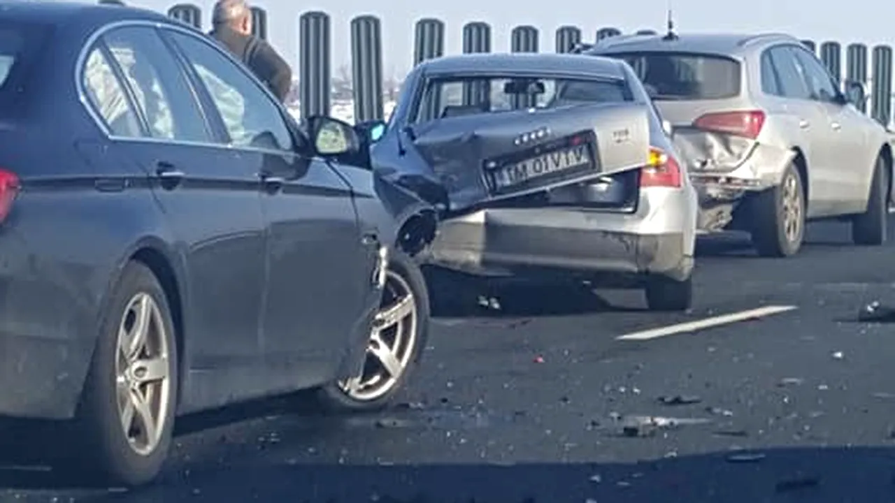Accident pe A1, în Arad: Patru răniţi, între care doi copii, după ce trei maşini şi un camion s-au ciocnit | FOTO