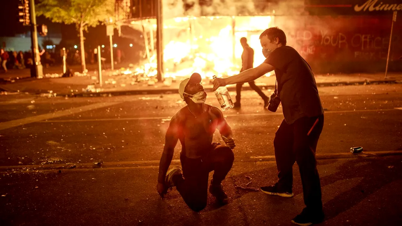 Apelul la 911 care a dus la moartea lui George Floyd, urmată de valul de violenţe din SUA. Ce ar fi făcut bărbatul