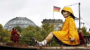 Păpuşi gigantice, la sărbătorirea a 19 ani de la reunificarea Germaniei