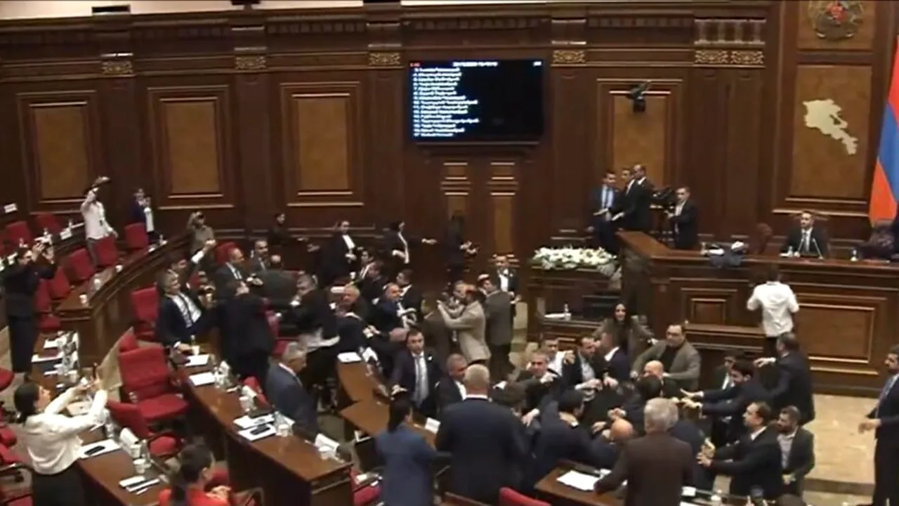 Parlamentul Armeniei, transformat în gală MMA după ce mai mulți legislatori s-au luat la bătaie. De la ce a pornit cearta