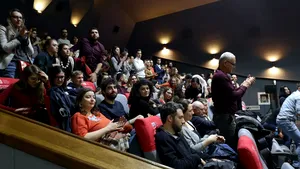 Prima difuzare a filmului „colectiv”: linişte ca-n biserică, apoi minute bune de aplauze | FOTO