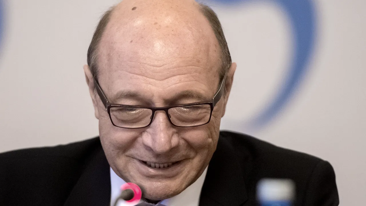 Băsescu, despre scandalul M..E PSD: Toată poliţia sare cu picioarele pe un tânăr. Măi poliţiştilor, luaţi-i numerele buclucaşe, daţi-i o amendă şi lăsaţi-l în Plata Domnului!