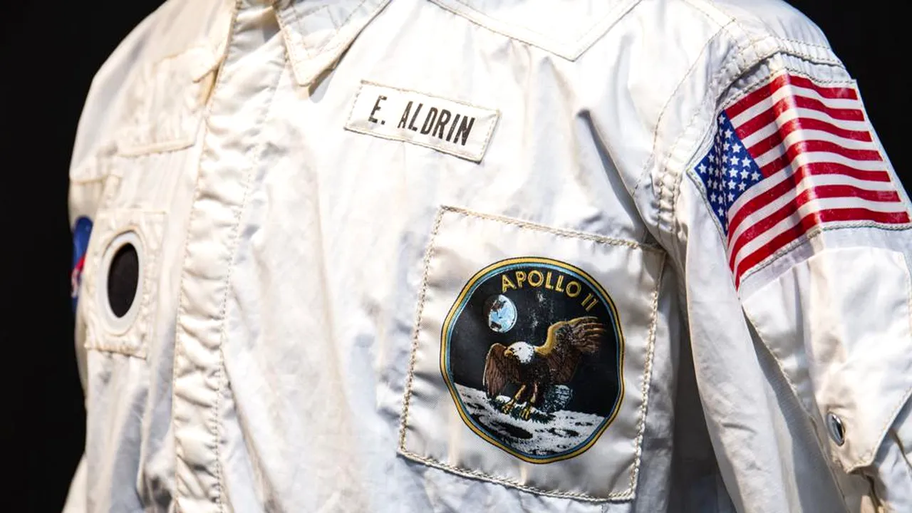 Jacheta purtată de Buzz Aldrin la bordul Apollo 11, vândută la licitaţie pentru aproape 2,8 milioane de dolari 