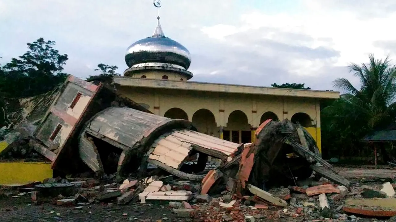 Peste 100 de morţi şi 700 de răniţi, în urma cutremurului din Indonezia