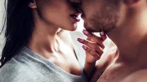 Studiu: Noul coronavirus a fost identificat în lichidul seminal al bărbaţilor infectaţi. Care sunt şansele de transmitere sexuală