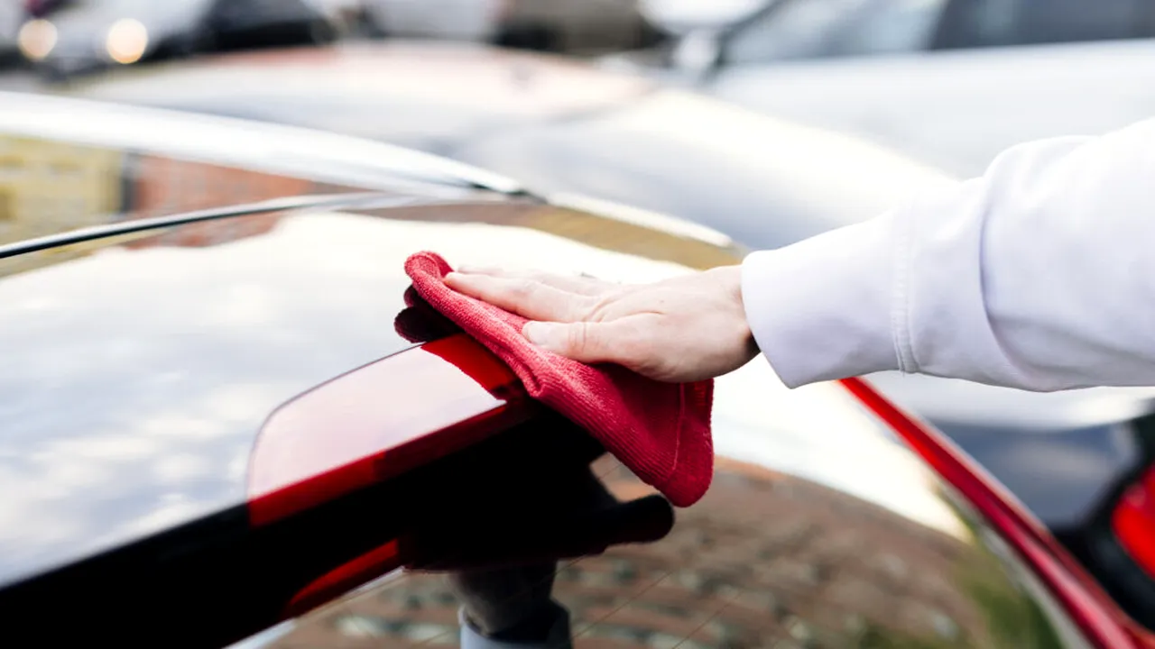 Pungă de plastic pe ștergătorul din spate? Trucul spălătoriilor auto care previne o reparație de mii de lei