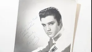 Priveghiul care marchează 36 de ani de la moartea cântăreţului Elvis Presley, difuzat pe internet