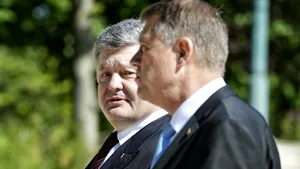 Iohannis şi Poroşenko au vorbit la telefon despre Legea educaţiei. Preşedintele României, invitat din nou la Kiev