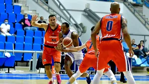 FC Argeş Piteşti şi CSM Oradea calificate în semifinalele Ligii Naţionale de baschet masculin