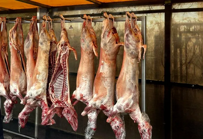 GALERIE FOTO ANPC, amenzi de peste 6,3 milioane de lei pentru comercianții de carne de miel, dar și pentru proprietarii de restaurante