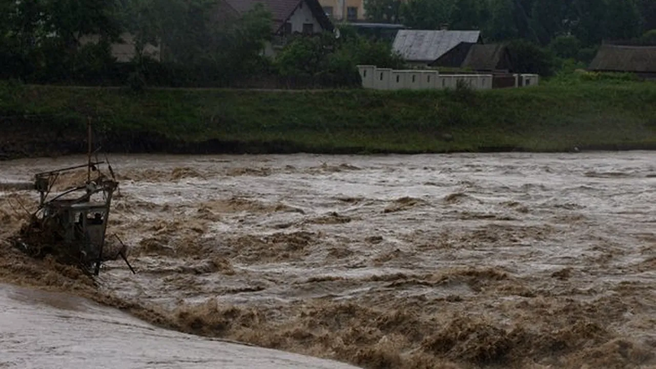 Aproximativ 2.800 de locuitori ai unei comune vâlcene, rămaşi izolaţi în urma unei viituri