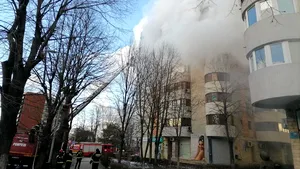 VIDEO Incendiu de proporţii într-un bloc din Constanţa. Proprietara locuinţei a căzut în gol de la etajul 6, în încercarea de a se salva