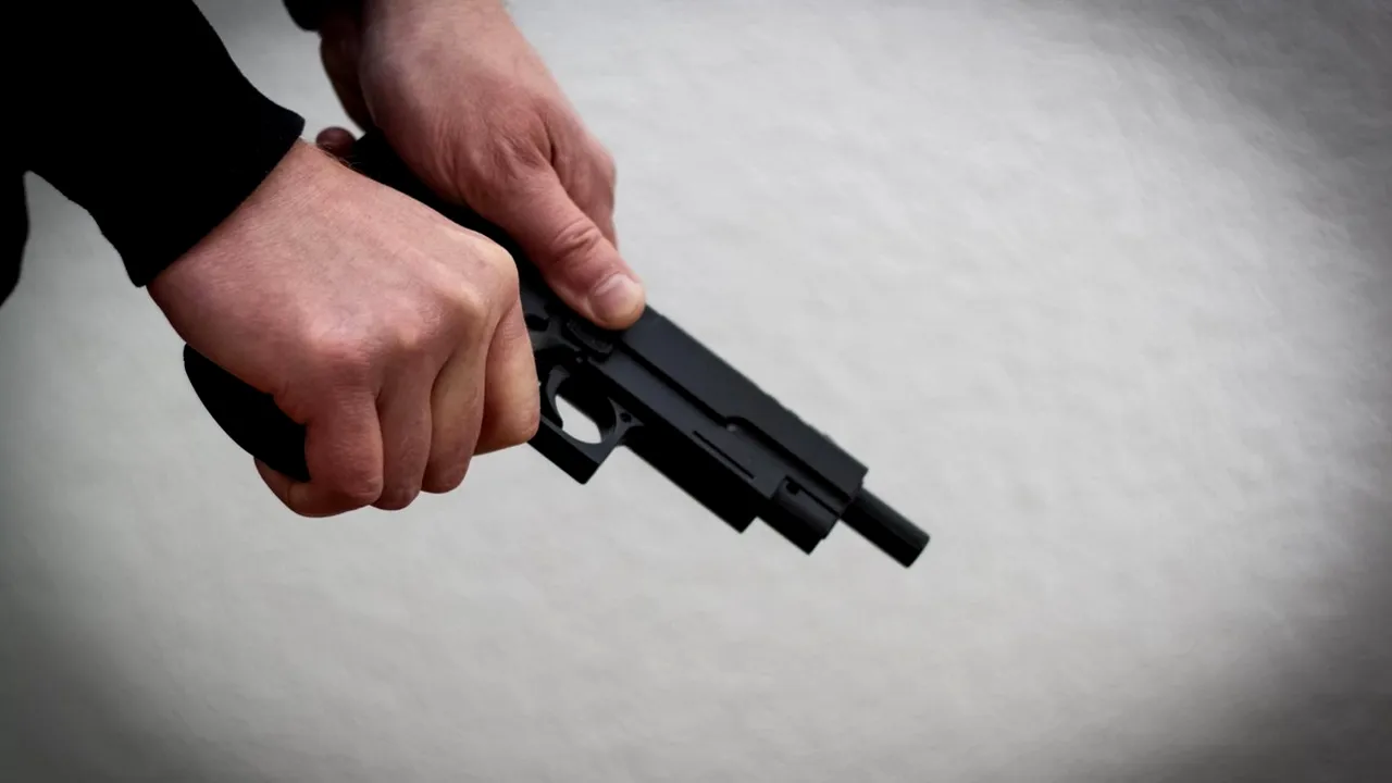 Trei persoane au murit într-un schimb de focuri de armă provocat de o ceartă între tată şi fiu