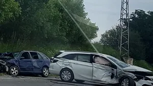 Patru persoane, printre care şi un copil de cinci ani, au fost rănite într-un accident pe DN1, la Sibiu