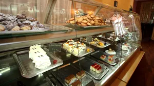 Opt persoane au fost internate după ce au mâncat prăjituri de la o cofetărie din Bârlad. Printre pacienţi sunt şi patru copii