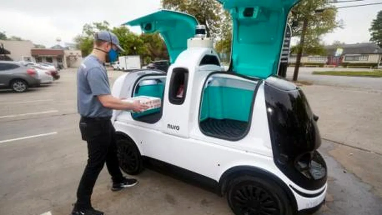 Dispare „băiatul cu pizza”? Au apărut robotaxi-urile care livrează mâncare la domiciliu