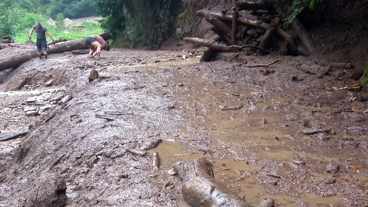 Pompierii din Argeş intervin pentru a salva 20 de turişti blocaţi pe Valea Cernatului, după ce drumul a fost rupt de aluviuni