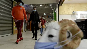 Porţi mască în magazin şi dacă eşti scutit. Decizie CNCD