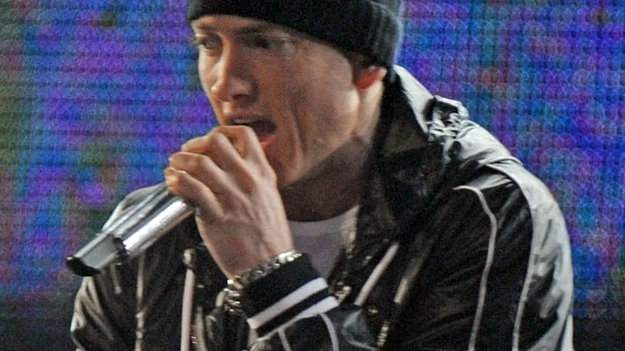 Eminem se implică în lupta împotriva pandemiei de COVID-19. Scoate la licitaţie o pereche extrem de rară de Air Jordan