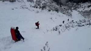 Alpinistul surprins de avalansă în Munţii Bucegi, căutat cu ajutorul câinilor special antrenaţi 