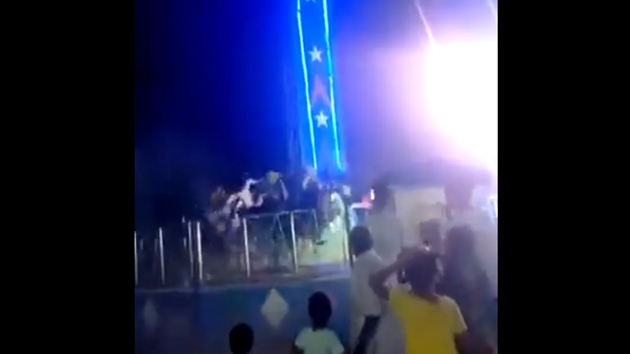Imagini terifiante dintr-un parc de distracţii. Un carusel s-a defectat şi a izbit de pământ peste 50 de persoane 