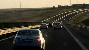 Autostrada A1 Bucureşti - Piteşti blocată din cauza riscului de cădere a unui panou