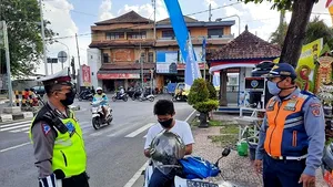 FOTO Metoda inedită prin care poliţiştii din Bali îi pedepsesc pe cei ce nu poartă masca obligatorie în public