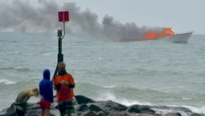 Incendiu la bordul unui vas din largul Noii Zeelande: Şaizeci de persoane au fost salvate - VIDEO