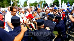 Sute de sindicalişti au pichetat Palatul Cotroceni. Protestatarii au încercat să forţeze cordonul de ordine